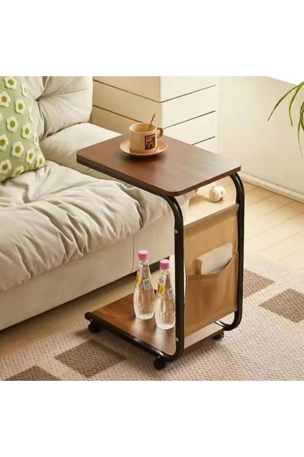 Măsuță laterală mobilă cu roți, metal &amp; lemn, C-shape, 40×30×62 cm, cu buzunar pentru reviste