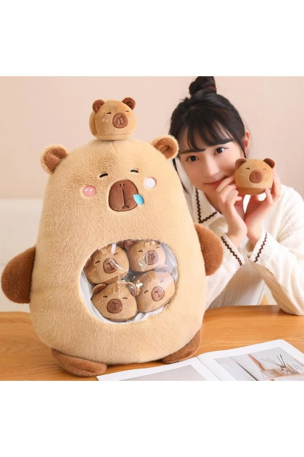 Ursulet de plus Capybara, 50 cm, culoare maro, set cu 6 mici plusuri
